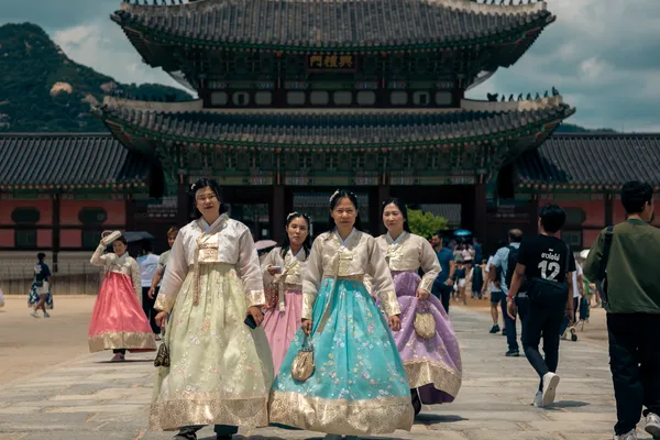 Hanbok Group Palace Courtyard 1
