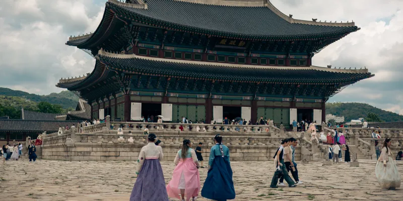 Hanbok Visitors Geunjeongjeon 1