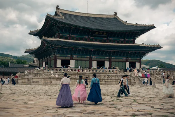 Hanbok Visitors Geunjeongjeon 1