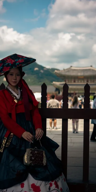 Hanbok Woman Palace Gate 1