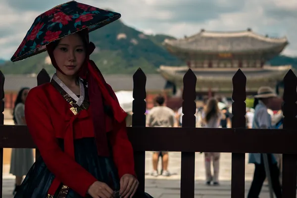 Hanbok Woman Palace Gate 1