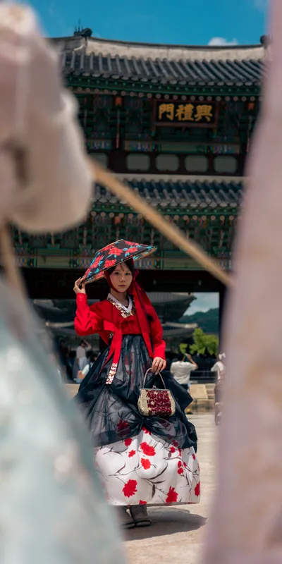 Hanbok Woman Palace Gate 2
