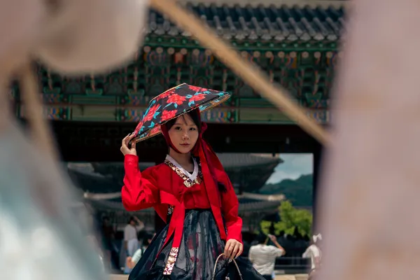 Hanbok Woman Palace Gate 2