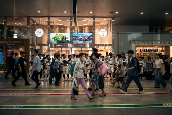 Station Concourse Crowd 1